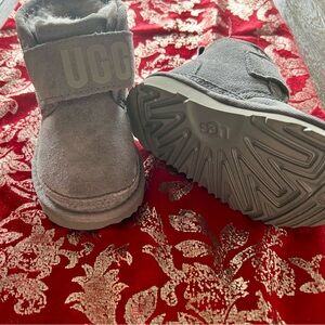 Toddler or Little Kid Size 7 Ugg boots